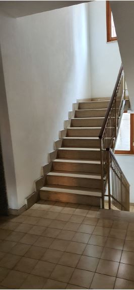 Appartamento composto da ingresso-salone, corridoio, tre vani, cucina abitabile, ripostiglio, due bagni e tre balconi. Catastalmente non conforme per modifiche interne + Box auto piano S1. Identificativi Catastali [N.C.E.U.] Unità Residenziale cat. A/2 foglio 144 part. 780 sub 11, Unità Secondaria cat. C/6 foglio 144 part. 780 sub 21. Sup. mq catastali 124, mq catastali 33