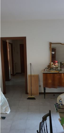 Appartamento composto da ingresso-salone, corridoio, tre vani, cucina abitabile, ripostiglio, due bagni e tre balconi. Catastalmente non conforme per modifiche interne + Box auto piano S1. Identificativi Catastali [N.C.E.U.] Unità Residenziale cat. A/2 foglio 144 part. 780 sub 11, Unità Secondaria cat. C/6 foglio 144 part. 780 sub 21. Sup. mq catastali 124, mq catastali 33