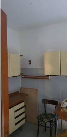 Appartamento composto da ingresso-salone, corridoio, tre vani, cucina abitabile, ripostiglio, due bagni e tre balconi. Catastalmente non conforme per modifiche interne + Box auto piano S1. Identificativi Catastali [N.C.E.U.] Unità Residenziale cat. A/2 foglio 144 part. 780 sub 11, Unità Secondaria cat. C/6 foglio 144 part. 780 sub 21. Sup. mq catastali 124, mq catastali 33