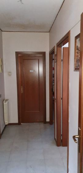 Appartamento composto da ingresso-salone, corridoio, tre vani, cucina abitabile, ripostiglio, due bagni e tre balconi. Catastalmente non conforme per modifiche interne + Box auto piano S1. Identificativi Catastali [N.C.E.U.] Unità Residenziale cat. A/2 foglio 144 part. 780 sub 11, Unità Secondaria cat. C/6 foglio 144 part. 780 sub 21. Sup. mq catastali 124, mq catastali 33