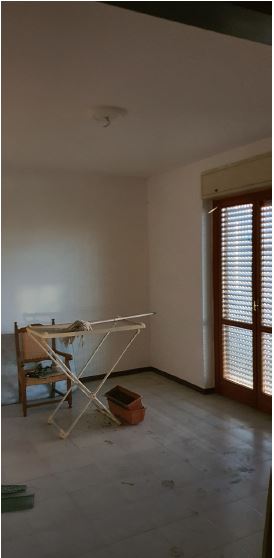Appartamento composto da ingresso-salone, corridoio, tre vani, cucina abitabile, ripostiglio, due bagni e tre balconi. Catastalmente non conforme per modifiche interne + Box auto piano S1. Identificativi Catastali [N.C.E.U.] Unità Residenziale cat. A/2 foglio 144 part. 780 sub 11, Unità Secondaria cat. C/6 foglio 144 part. 780 sub 21. Sup. mq catastali 124, mq catastali 33