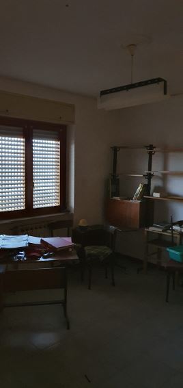 Appartamento composto da ingresso-salone, corridoio, tre vani, cucina abitabile, ripostiglio, due bagni e tre balconi. Catastalmente non conforme per modifiche interne + Box auto piano S1. Identificativi Catastali [N.C.E.U.] Unità Residenziale cat. A/2 foglio 144 part. 780 sub 11, Unità Secondaria cat. C/6 foglio 144 part. 780 sub 21. Sup. mq catastali 124, mq catastali 33