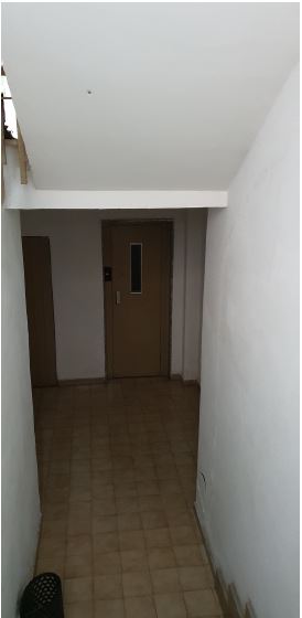 Appartamento composto da ingresso-salone, corridoio, tre vani, cucina abitabile, ripostiglio, due bagni e tre balconi. Catastalmente non conforme per modifiche interne + Box auto piano S1. Identificativi Catastali [N.C.E.U.] Unità Residenziale cat. A/2 foglio 144 part. 780 sub 11, Unità Secondaria cat. C/6 foglio 144 part. 780 sub 21. Sup. mq catastali 124, mq catastali 33