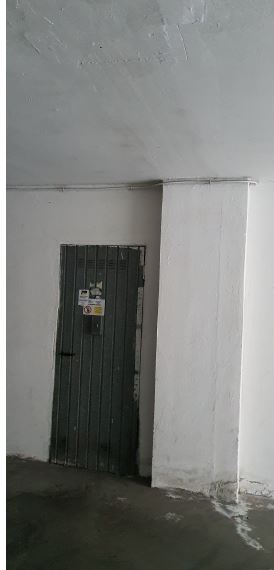 Appartamento composto da ingresso-salone, corridoio, tre vani, cucina abitabile, ripostiglio, due bagni e tre balconi. Catastalmente non conforme per modifiche interne + Box auto piano S1. Identificativi Catastali [N.C.E.U.] Unità Residenziale cat. A/2 foglio 144 part. 780 sub 11, Unità Secondaria cat. C/6 foglio 144 part. 780 sub 21. Sup. mq catastali 124, mq catastali 33