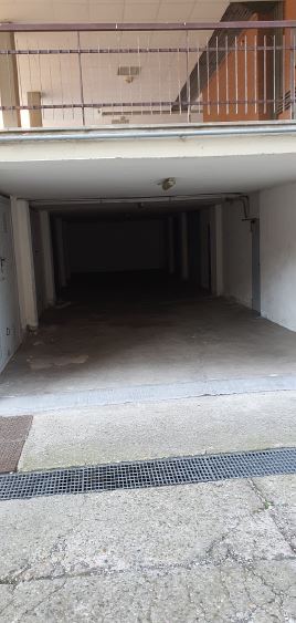 Appartamento composto da ingresso-salone, corridoio, tre vani, cucina abitabile, ripostiglio, due bagni e tre balconi. Catastalmente non conforme per modifiche interne + Box auto piano S1. Identificativi Catastali [N.C.E.U.] Unità Residenziale cat. A/2 foglio 144 part. 780 sub 11, Unità Secondaria cat. C/6 foglio 144 part. 780 sub 21. Sup. mq catastali 124, mq catastali 33