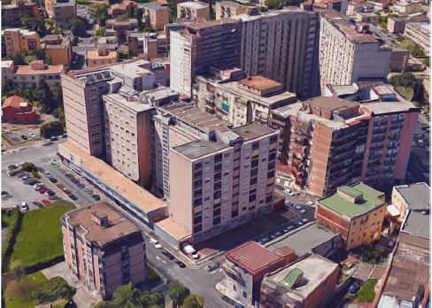 Unità immobiliare al piano primo composta da due camere, cucina, un bagno, ingresso, disimpegno, un ripostiglio ed un balcone. Identificativi Catastali [N.C.E.U.] Unità Residenziale cat. A/2 foglio 140 part. 88 sub 35 . Sup. mq catastali 79