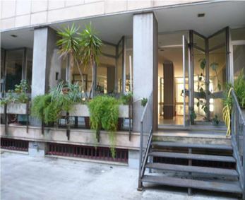 Unità immobiliare al piano primo composta da due camere, cucina, un bagno, ingresso, disimpegno, un ripostiglio ed un balcone. Identificativi Catastali [N.C.E.U.] Unità Residenziale cat. A/2 foglio 140 part. 88 sub 35 . Sup. mq catastali 79