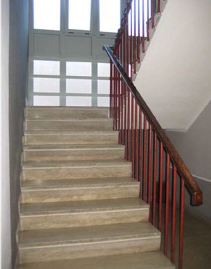 Unità immobiliare al piano primo composta da due camere, cucina, un bagno, ingresso, disimpegno, un ripostiglio ed un balcone. Identificativi Catastali [N.C.E.U.] Unità Residenziale cat. A/2 foglio 140 part. 88 sub 35 . Sup. mq catastali 79
