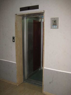 Unità immobiliare al piano primo composta da due camere, cucina, un bagno, ingresso, disimpegno, un ripostiglio ed un balcone. Identificativi Catastali [N.C.E.U.] Unità Residenziale cat. A/2 foglio 140 part. 88 sub 35 . Sup. mq catastali 79