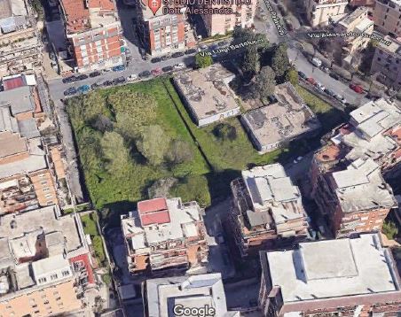 Terreno con area avente forma regolare recintata in parte da muretto basso e, in parte, da passoni in legno e elementi metallici. Sono presenti due fabbricati non più utilizzati con accesso dal civico n. 38 di Via Bartolucci. Identificativi Catastali [N.C.E.U.] Terreno sez. A foglio 798 part. 541, Terreno sez. A foglio 798 part 911. Sup. mq 4,500