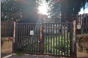 Terreno con area avente forma regolare recintata in parte da muretto basso e, in parte, da passoni in legno e elementi metallici. Sono presenti due fabbricati non più utilizzati con accesso dal civico n. 38 di Via Bartolucci. Identificativi Catastali [N.C.E.U.] Terreno sez. A foglio 798 part. 541, Terreno sez. A foglio 798 part 911. Sup. mq 4,500