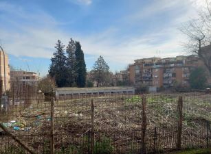 Terreno con area avente forma regolare recintata in parte da muretto basso e, in parte, da passoni in legno e elementi metallici. Sono presenti due fabbricati non più utilizzati con accesso dal civico n. 38 di Via Bartolucci. Identificativi Catastali [N.C.E.U.] Terreno sez. A foglio 798 part. 541, Terreno sez. A foglio 798 part 911. Sup. mq 4,500