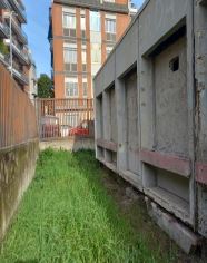 Terreno con area avente forma regolare recintata in parte da muretto basso e, in parte, da passoni in legno e elementi metallici. Sono presenti due fabbricati non più utilizzati con accesso dal civico n. 38 di Via Bartolucci. Identificativi Catastali [N.C.E.U.] Terreno sez. A foglio 798 part. 541, Terreno sez. A foglio 798 part 911. Sup. mq 4,500
