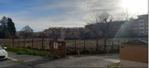 Terreno con area avente forma regolare recintata in parte da muretto basso e, in parte, da passoni in legno e elementi metallici. Sono presenti due fabbricati non più utilizzati con accesso dal civico n. 38 di Via Bartolucci. Identificativi Catastali [N.C.E.U.] Terreno sez. A foglio 798 part. 541, Terreno sez. A foglio 798 part 911. Sup. mq 4,500