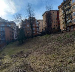 Terreno con area avente forma regolare recintata in parte da muretto basso e, in parte, da passoni in legno e elementi metallici. Sono presenti due fabbricati non più utilizzati con accesso dal civico n. 38 di Via Bartolucci. Identificativi Catastali [N.C.E.U.] Terreno sez. A foglio 798 part. 541, Terreno sez. A foglio 798 part 911. Sup. mq 4,500