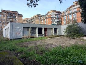 Terreno con area avente forma regolare recintata in parte da muretto basso e, in parte, da passoni in legno e elementi metallici. Sono presenti due fabbricati non più utilizzati con accesso dal civico n. 38 di Via Bartolucci. Identificativi Catastali [N.C.E.U.] Terreno sez. A foglio 798 part. 541, Terreno sez. A foglio 798 part 911. Sup. mq 4,500