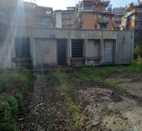 Terreno con area avente forma regolare recintata in parte da muretto basso e, in parte, da passoni in legno e elementi metallici. Sono presenti due fabbricati non più utilizzati con accesso dal civico n. 38 di Via Bartolucci. Identificativi Catastali [N.C.E.U.] Terreno sez. A foglio 798 part. 541, Terreno sez. A foglio 798 part 911. Sup. mq 4,500