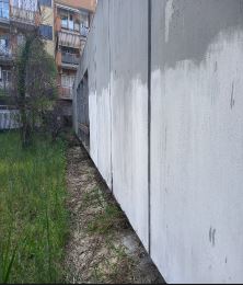 Terreno con area avente forma regolare recintata in parte da muretto basso e, in parte, da passoni in legno e elementi metallici. Sono presenti due fabbricati non più utilizzati con accesso dal civico n. 38 di Via Bartolucci. Identificativi Catastali [N.C.E.U.] Terreno sez. A foglio 798 part. 541, Terreno sez. A foglio 798 part 911. Sup. mq 4,500