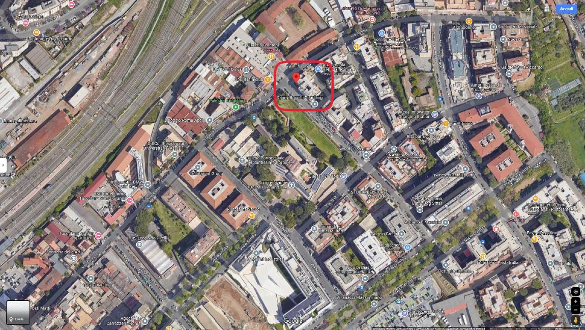 Unità immobiliare ad uso negozio posta ai piani terra e seminterrato non direttamente collegati. L'ambiente di vendita é situato fronte strada ed è accessibile anche dalla corte comune attraverso la scala condominiale del fabbricato; il sotto-negozio con WC è accessibile solo dalla scala condominiale. Identificativi Catastali [N.C.E.U.] Unità Commerciale cat. C/1 foglio 931 part. 167 sub 2. Sup. mq catastali 80