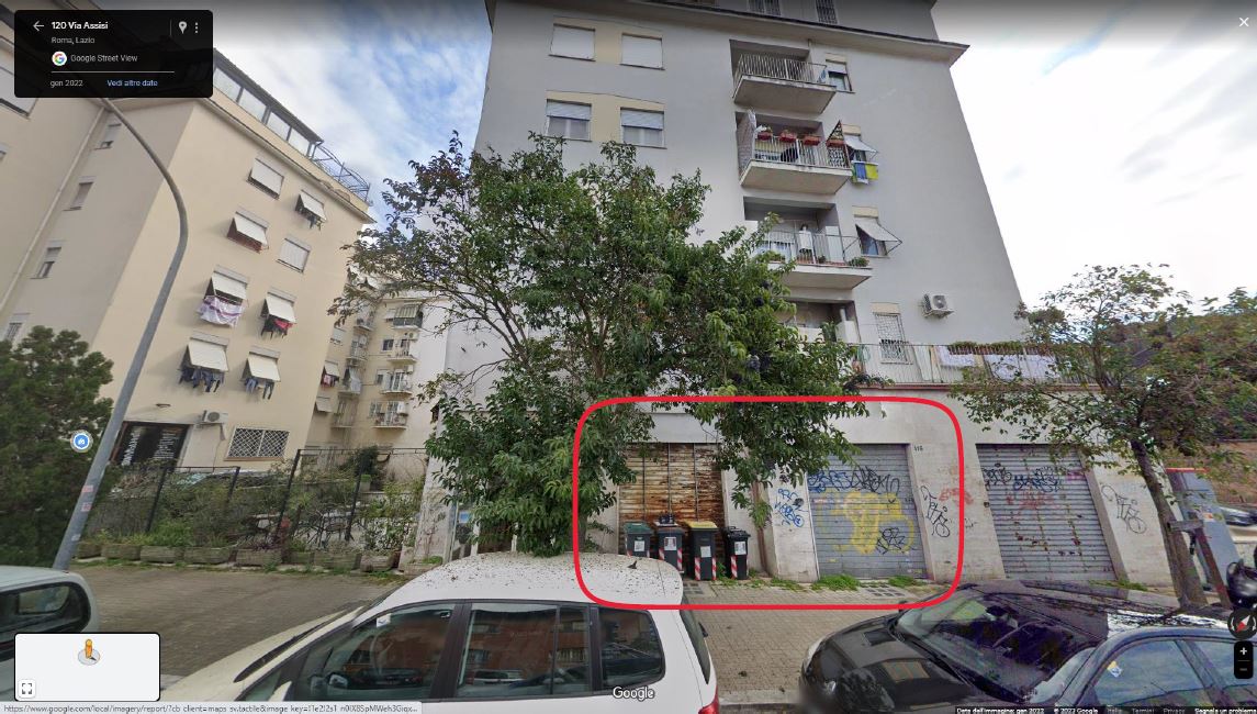Unità immobiliare ad uso negozio posta ai piani terra e seminterrato non direttamente collegati. L'ambiente di vendita é situato fronte strada ed è accessibile anche dalla corte comune attraverso la scala condominiale del fabbricato; il sotto-negozio con WC è accessibile solo dalla scala condominiale. Identificativi Catastali [N.C.E.U.] Unità Commerciale cat. C/1 foglio 931 part. 167 sub 2. Sup. mq catastali 80