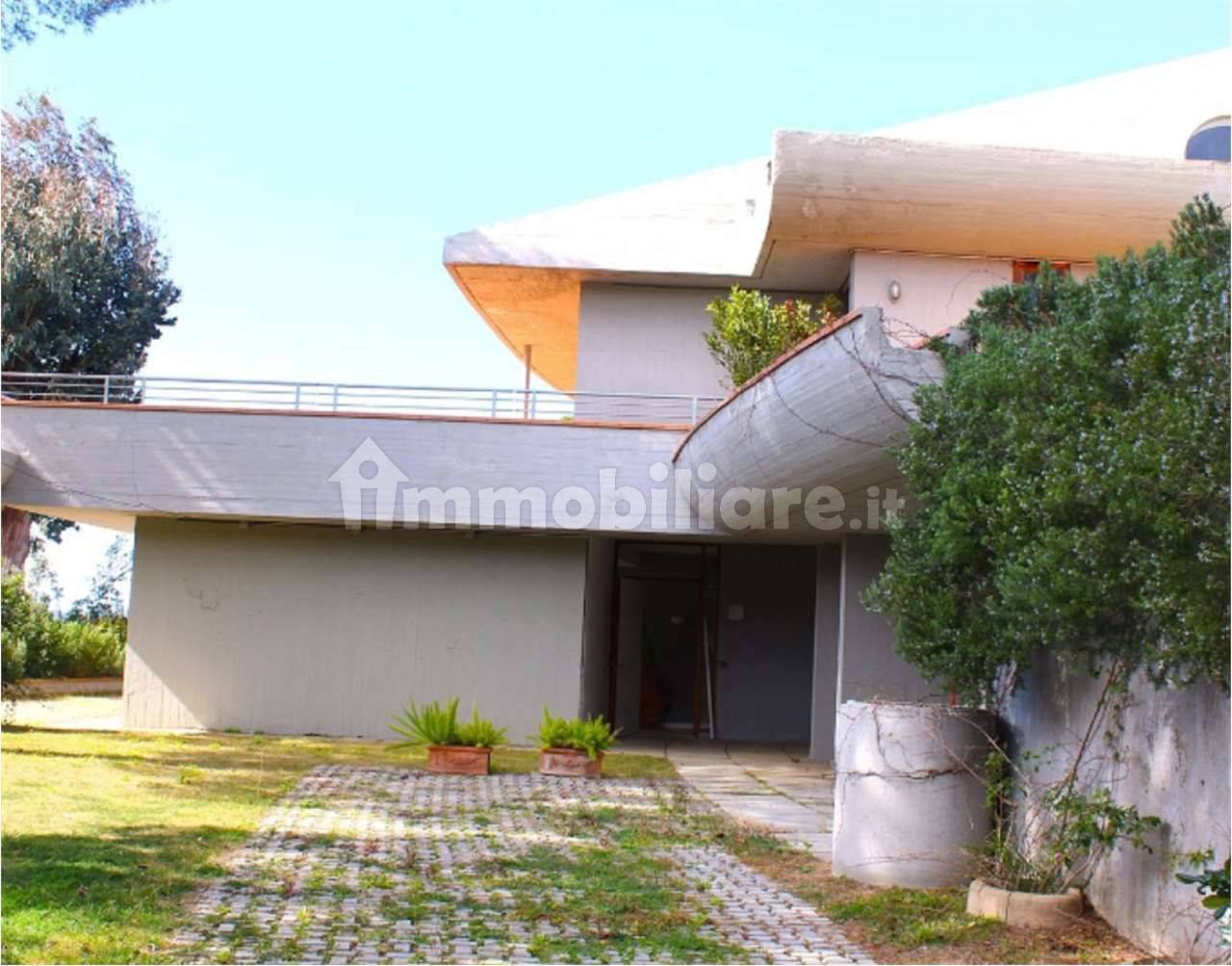 Villa in Castiglione della Pescaia frazione Punta Ala, via dello Scoglietto, composta di due unità immobiliari a civile abitazione in unico corpo di fabbrica su due piani fuori terra oltre sottotetto, ampia terrazza panoramica, loggia tergale e laterale, centrale termica e resede esclusivo.
La villa è ubicata in posizione panoramica, a circa 350 metri in linea d'aria dal mare, di forma armonica e perfettamente inserita nel contesto circostante.
