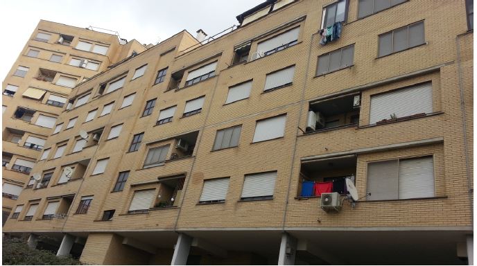 Appartamento su 3 livelli di 4,5 vani, composto al quarto piano da ampio ingresso-soggiorno con cucina abitabile e balconcino, al quinto piano da disimpegno, 2 camere e un bagno, al sesto piano ampio terrazzo. Affaccio sul cortile. Esposizione Nord/Ovest. Buono lo stato di manutenzione del bene. Box auto piano S1. ID. cat.[N.C.E.U.] Unità Residenziale cat. A/2 foglio 169 part. 26 sub 49, Unità Secondaria cat. C/6 foglio 169 part. 26 sub 136. Sup. mq catastali 91, mq catastali 19