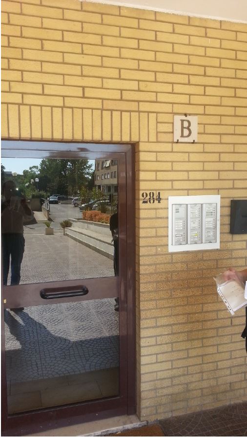 Appartamento su 3 livelli di 4,5 vani, composto al quarto piano da ampio ingresso-soggiorno con cucina abitabile e balconcino, al quinto piano da disimpegno, 2 camere e un bagno, al sesto piano ampio terrazzo. Affaccio sul cortile. Esposizione Nord/Ovest. Buono lo stato di manutenzione del bene. Box auto piano S1. ID. cat.[N.C.E.U.] Unità Residenziale cat. A/2 foglio 169 part. 26 sub 49, Unità Secondaria cat. C/6 foglio 169 part. 26 sub 136. Sup. mq catastali 91, mq catastali 19