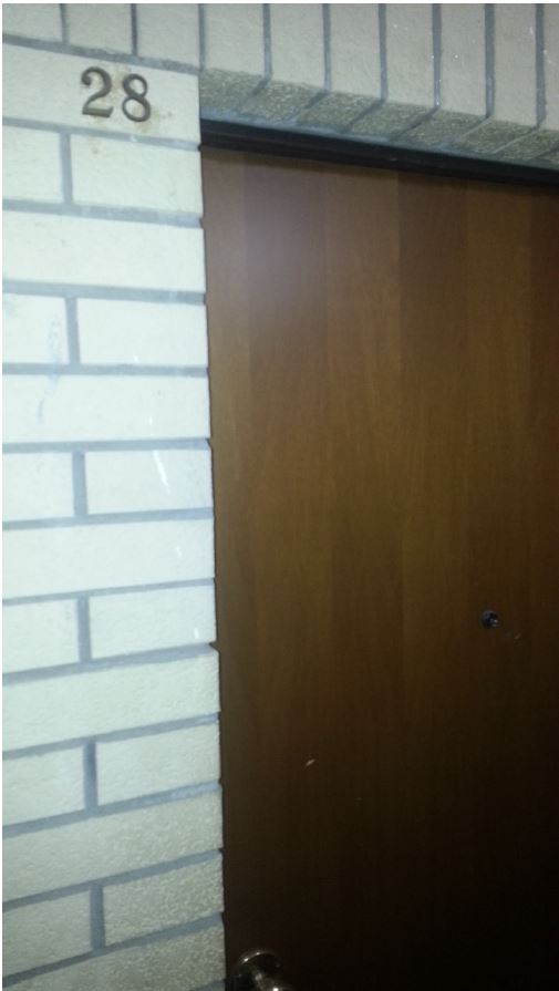 Appartamento su 3 livelli di 4,5 vani, composto al quarto piano da ampio ingresso-soggiorno con cucina abitabile e balconcino, al quinto piano da disimpegno, 2 camere e un bagno, al sesto piano ampio terrazzo. Affaccio sul cortile. Esposizione Nord/Ovest. Buono lo stato di manutenzione del bene. Box auto piano S1. ID. cat.[N.C.E.U.] Unità Residenziale cat. A/2 foglio 169 part. 26 sub 49, Unità Secondaria cat. C/6 foglio 169 part. 26 sub 136. Sup. mq catastali 91, mq catastali 19