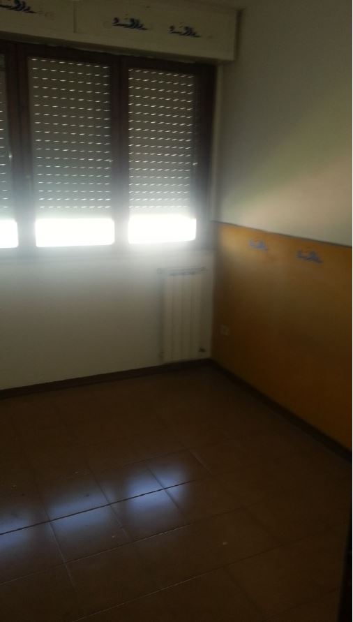 Appartamento su 3 livelli di 4,5 vani, composto al quarto piano da ampio ingresso-soggiorno con cucina abitabile e balconcino, al quinto piano da disimpegno, 2 camere e un bagno, al sesto piano ampio terrazzo. Affaccio sul cortile. Esposizione Nord/Ovest. Buono lo stato di manutenzione del bene. Box auto piano S1. ID. cat.[N.C.E.U.] Unità Residenziale cat. A/2 foglio 169 part. 26 sub 49, Unità Secondaria cat. C/6 foglio 169 part. 26 sub 136. Sup. mq catastali 91, mq catastali 19