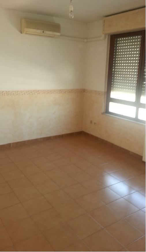 Appartamento su 3 livelli di 4,5 vani, composto al quarto piano da ampio ingresso-soggiorno con cucina abitabile e balconcino, al quinto piano da disimpegno, 2 camere e un bagno, al sesto piano ampio terrazzo. Affaccio sul cortile. Esposizione Nord/Ovest. Buono lo stato di manutenzione del bene. Box auto piano S1. ID. cat.[N.C.E.U.] Unità Residenziale cat. A/2 foglio 169 part. 26 sub 49, Unità Secondaria cat. C/6 foglio 169 part. 26 sub 136. Sup. mq catastali 91, mq catastali 19