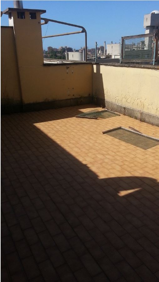 Appartamento su 3 livelli di 4,5 vani, composto al quarto piano da ampio ingresso-soggiorno con cucina abitabile e balconcino, al quinto piano da disimpegno, 2 camere e un bagno, al sesto piano ampio terrazzo. Affaccio sul cortile. Esposizione Nord/Ovest. Buono lo stato di manutenzione del bene. Box auto piano S1. ID. cat.[N.C.E.U.] Unità Residenziale cat. A/2 foglio 169 part. 26 sub 49, Unità Secondaria cat. C/6 foglio 169 part. 26 sub 136. Sup. mq catastali 91, mq catastali 19