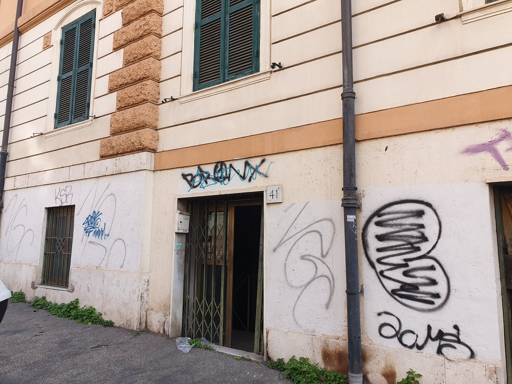 LOCALE DEPOSITO/MAGAZZINO. Dati catastali [N.C.E.U.]: cat. C2, fg. 926, part. 70, sub. 610. Sup. catastale mq 51. Piena proprietà lotto libero.