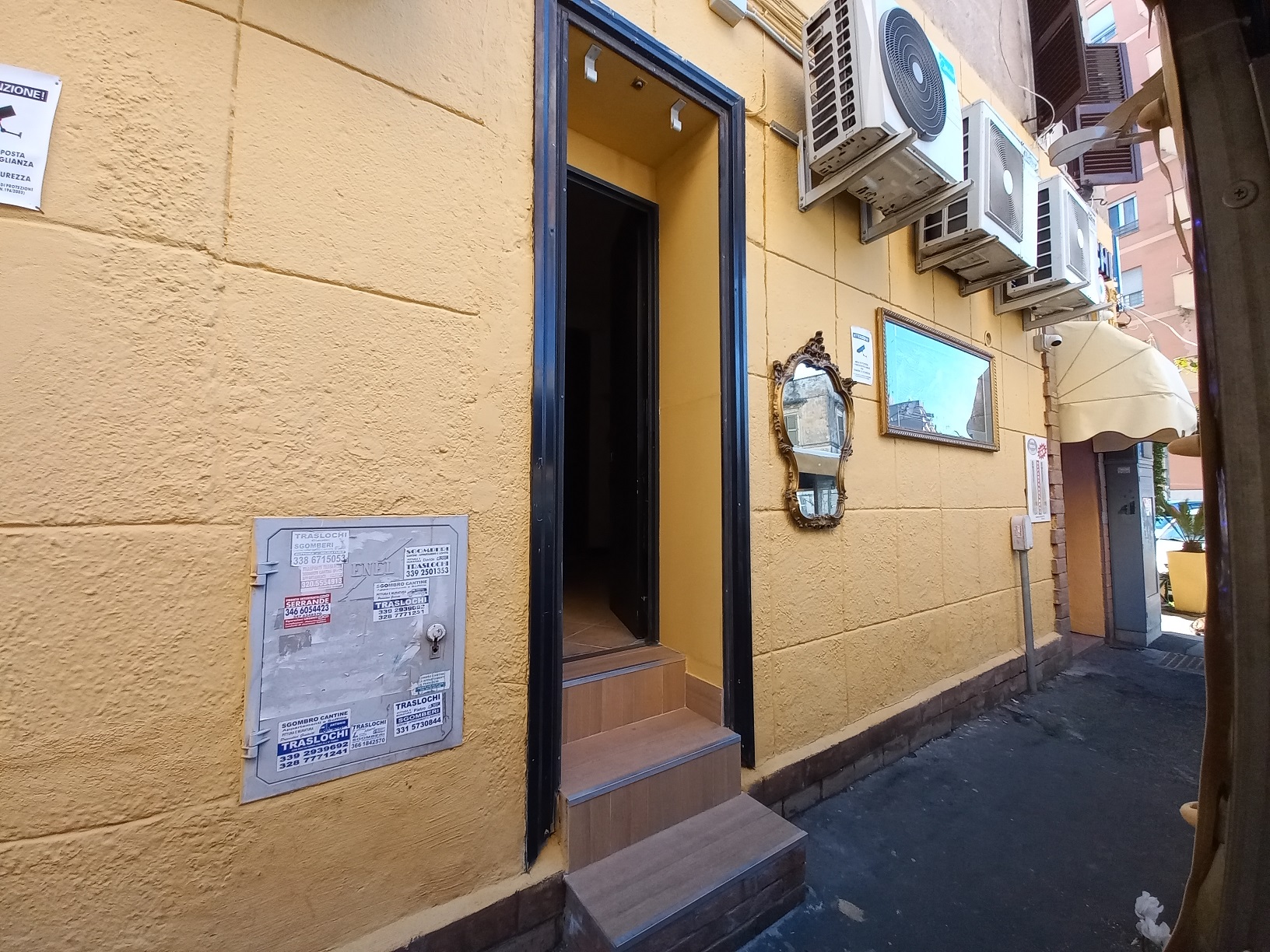 LOCALE COMMERCIALE. Dati catastali [N.C.E.U.]: cat. C1, fg. 934, part. 246, sub. 3. Sup. catastale mq 15. Piena proprietà lotto libero.