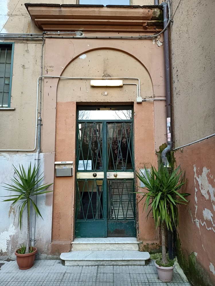 LOCALE DEPOSITO/MAGAZZINO. Dati catastali [N.C.E.U.]: cat. C2, fg. 590, part. 21, sub. 501. Sup. catastale mq 20. Piena proprietà lotto libero.