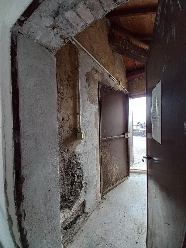 LOCALE DEPOSITO/MAGAZZINO. Dati catastali [N.C.E.U.]: cat. C2, fg. 536, part. 4, sub. 517. Sup. catastale mq 13. Piena proprietà lotto libero.