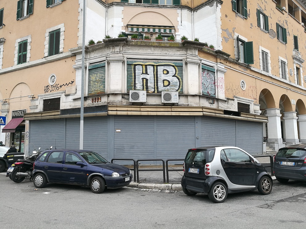 LOCALE COMMERCIALE. Dati catastali [N.C.E.U.]: cat. C1, fg. 277, part. 117, sub. 510. Sup. catastale mq 248. Piena proprietà lotto libero.