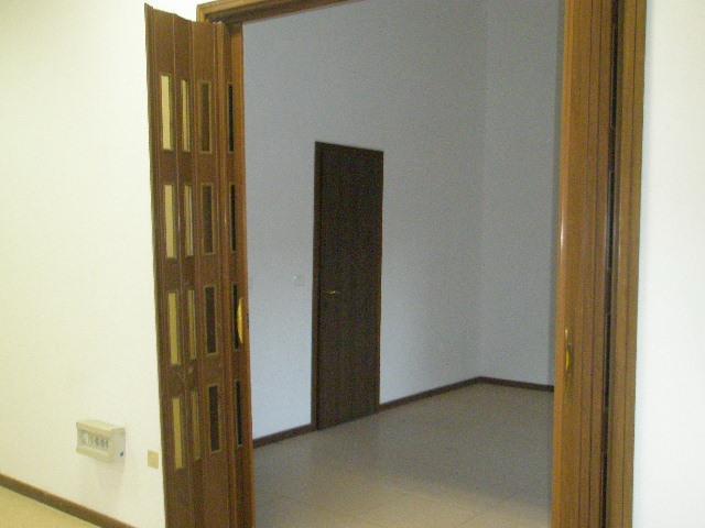 ufficio pubblico. Mq 2584. Identificativi catastali F. 381 MAPP. 515/665/670 SUB 60/8/3. Libero. Proprietà