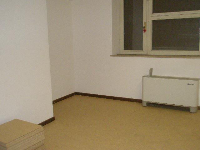 ufficio pubblico. Mq 2584. Identificativi catastali F. 381 MAPP. 515/665/670 SUB 60/8/3. Libero. Proprietà