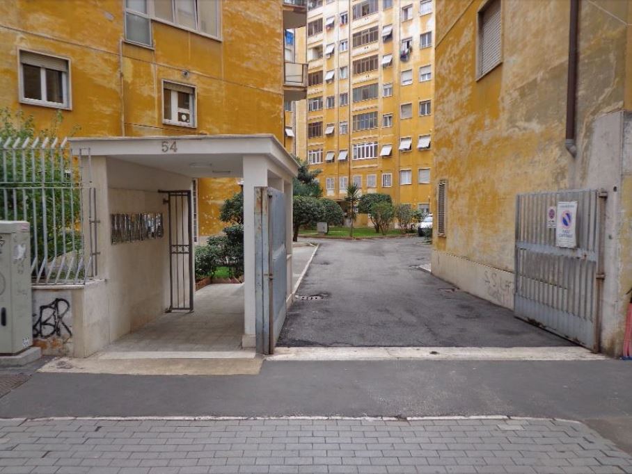 appartamento 2 locali + servizi semplici + 1 cantina soffitta pertinenziale. Mq 64. Identificativi catastali Foglio 956 P.lla: 267 sub: 120 eFoglio 956 P.lla: 267 sub: 507. Libero. Piena Proprieta'