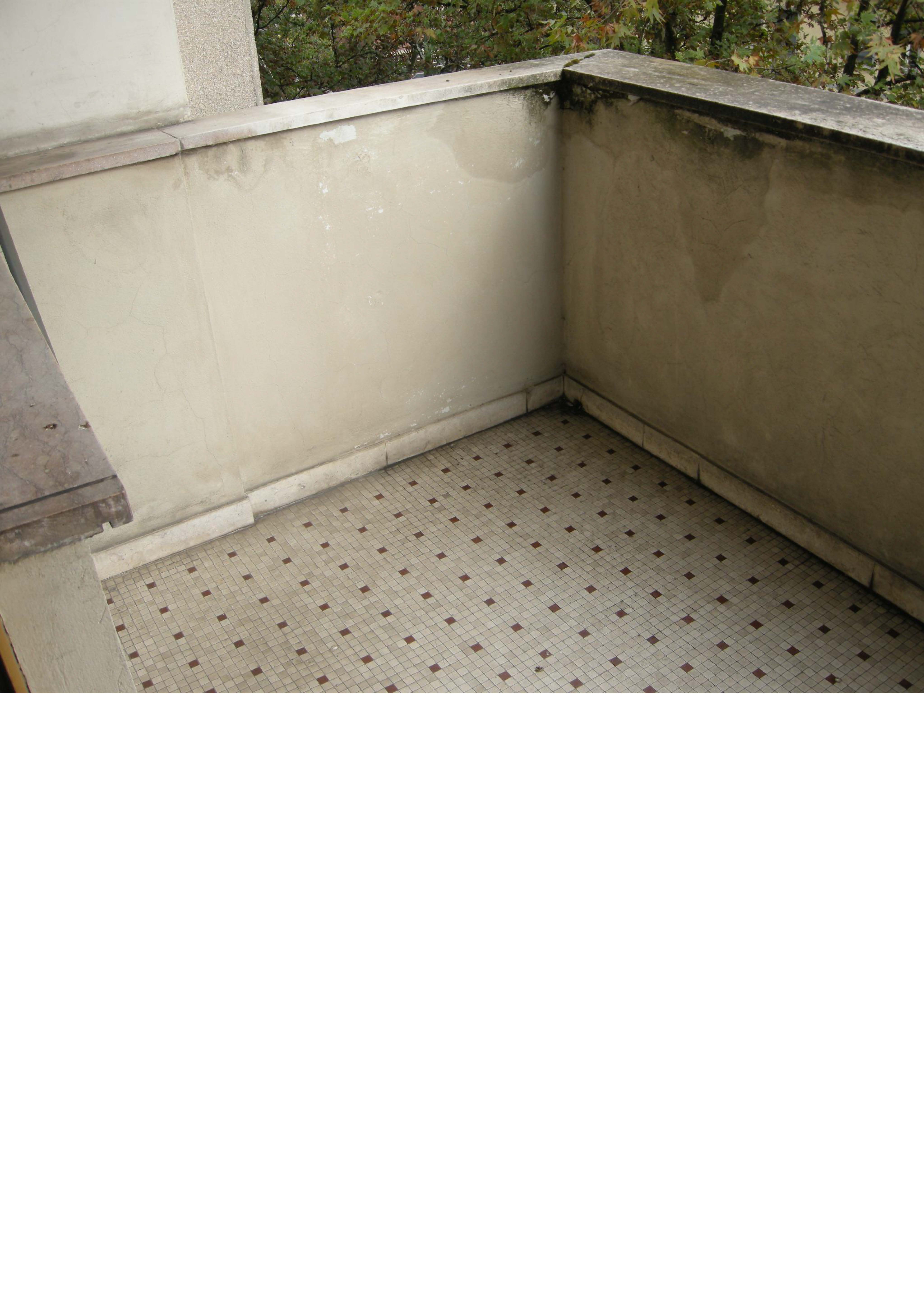 appartamento 6 locali +servizi doppi + soffitta pertinenziale + 1 box pertinenziale. Mq 142. Identificativi catastali F.135 Mapp.168 Sub 10 e F.135 Mapp.168 Sub 30. Libero. Piena Proprietà