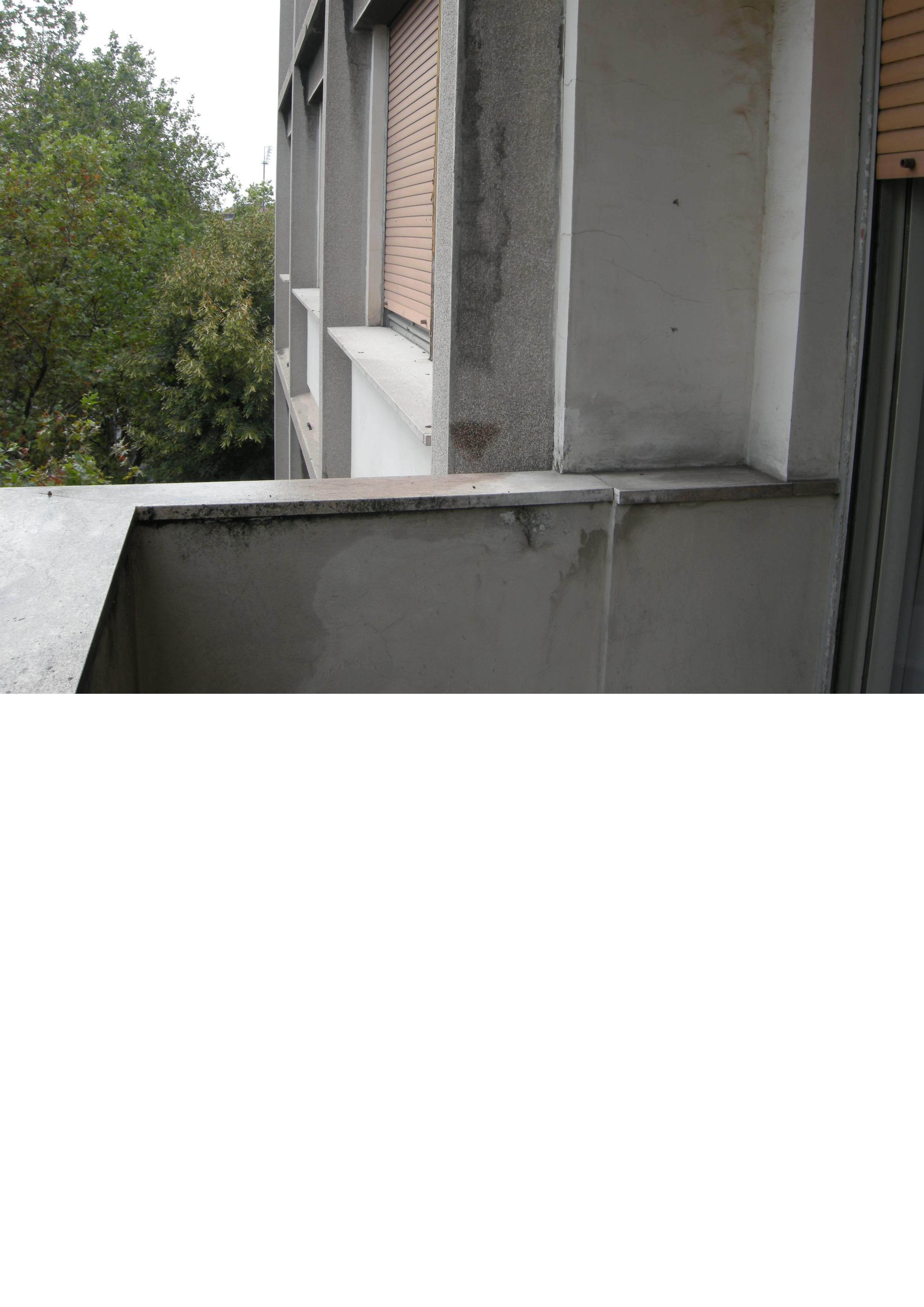 appartamento 6 locali +servizi doppi + soffitta pertinenziale + 1 box pertinenziale. Mq 142. Identificativi catastali F.135 Mapp.168 Sub 10 e F.135 Mapp.168 Sub 30. Libero. Piena Proprietà