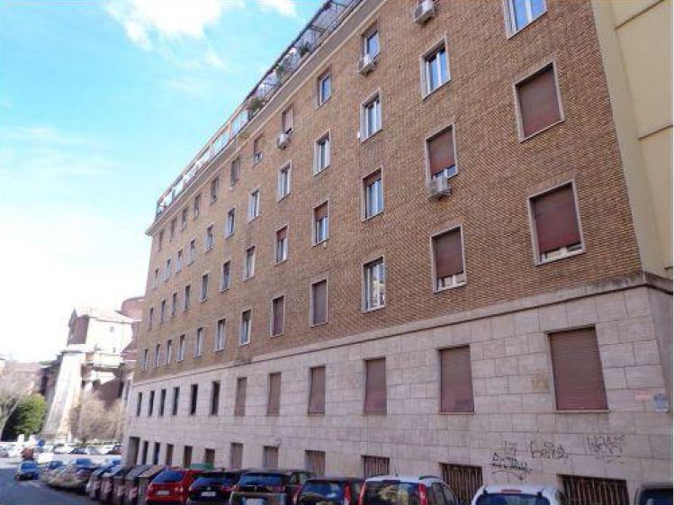 appartamento 3 locali + servizi semplici + 1 cantina soffitta. Mq 71. Identificativi catastali F.538 Mapp.32 Sub. 521 . Occupato Con Contratto Di Locazione Scaduto. Piena Proprieta'