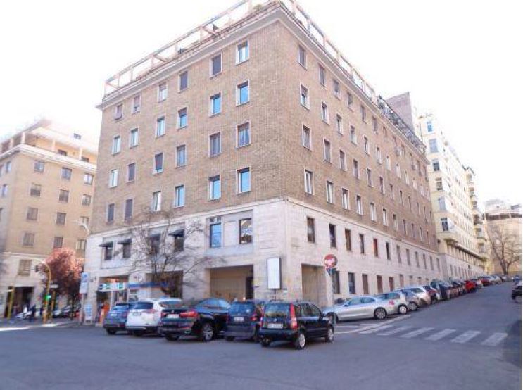appartamento 3 locali + servizi semplici + 1 cantina soffitta. Mq 71. Identificativi catastali F.538 Mapp.32 Sub. 521 . Occupato Con Contratto Di Locazione Scaduto. Piena Proprieta'