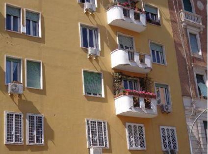 appartamento 3 locali + servizi semplici + 1 cantina soffitta. Mq 82. Identificativi catastali F. 927 Mapp. 298 Sub. 520. Libero. Piena Proprieta'