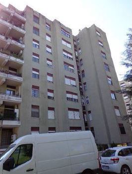 appartamento 2 locali + servizi semplici + 1 cantina soffitta. Mq 66. Identificativi catastali F.420 Mapp.534 Sub.16. Locato. Piena Proprieta'