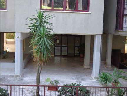 appartamento 2 locali + servizi semplici + 1 cantina soffitta. Mq 66. Identificativi catastali F.420 Mapp.534 Sub.16. Locato. Piena Proprieta'