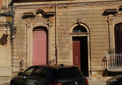 Fabbricato ant. al 1942, costituito da piccolo ingresso, due ampi vani comunicanti con un disimpegno da cui si accede al cortile esterno. Dal cortile si accede al servizio igienico e, tramite una scala, al piano primo terrazzo e un altro vano. Stato di degrado, costi di ripristino circa € 18.288,36. Censito in catasto come “sala giochi” con relativa agibilità. Un vano abusivo al primo piano delle seguenti dimensioni mq. 2,70 per 3,30. E’ ammessa la sola ristrutturazione edilizia con prospetto vincolato, caratterizzato da elementi pietra. Validità art. 48, comma 5 del D. Lgs. 159/2011. Un vano sito al primo piano al livello del terrazzo non rappresentato dalla planimetria catastale di 10,00 m2. Identificativi [N.C.E.U.] Fg. 17, part. 7271 (ex fg. 20, part. 238), cat. C/1   SUP. MQ (ARR.) 82