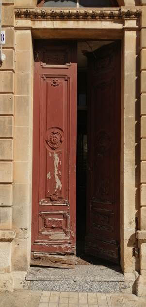 Fabbricato ant. al 1942, costituito da piccolo ingresso, due ampi vani comunicanti con un disimpegno da cui si accede al cortile esterno. Dal cortile si accede al servizio igienico e, tramite una scala, al piano primo terrazzo e un altro vano. Stato di degrado, costi di ripristino circa € 18.288,36. Censito in catasto come “sala giochi” con relativa agibilità. Un vano abusivo al primo piano delle seguenti dimensioni mq. 2,70 per 3,30. E’ ammessa la sola ristrutturazione edilizia con prospetto vincolato, caratterizzato da elementi pietra. Validità art. 48, comma 5 del D. Lgs. 159/2011. Un vano sito al primo piano al livello del terrazzo non rappresentato dalla planimetria catastale di 10,00 m2. Identificativi [N.C.E.U.] Fg. 17, part. 7271 (ex fg. 20, part. 238), cat. C/1   SUP. MQ (ARR.) 82