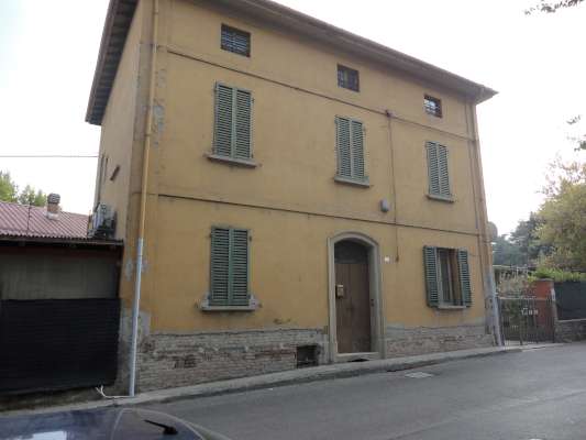 Abitazione in Bologna (Bologna) Via Parisio 7 (piano terra). Composto da: 2 disimpegni, soggiorno, camera, studio, cucina, bagno, ripostiglio e portico + cantina area scoperta. Identificativi [N.C.E.U.] Categoria Catastale A3 foglio 272 part. 53 sub. 6 (compresa cantina ad uso esclusivo) e area scoperta ad uso esclusivo al foglio 272 part. 53 sub. 8.. Mq 140. Libero. Piena proprietà