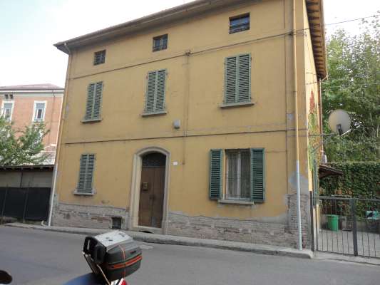 Abitazione in Bologna (Bologna) Via Parisio 7 (piano terra). Composto da: 2 disimpegni, soggiorno, camera, studio, cucina, bagno, ripostiglio e portico + cantina area scoperta. Identificativi [N.C.E.U.] Categoria Catastale A3 foglio 272 part. 53 sub. 6 (compresa cantina ad uso esclusivo) e area scoperta ad uso esclusivo al foglio 272 part. 53 sub. 8.. Mq 140. Libero. Piena proprietà